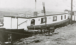 foto  2 woonboot in het Linthorst-Homankanaal, collectie Oudheidkamer Beilen 